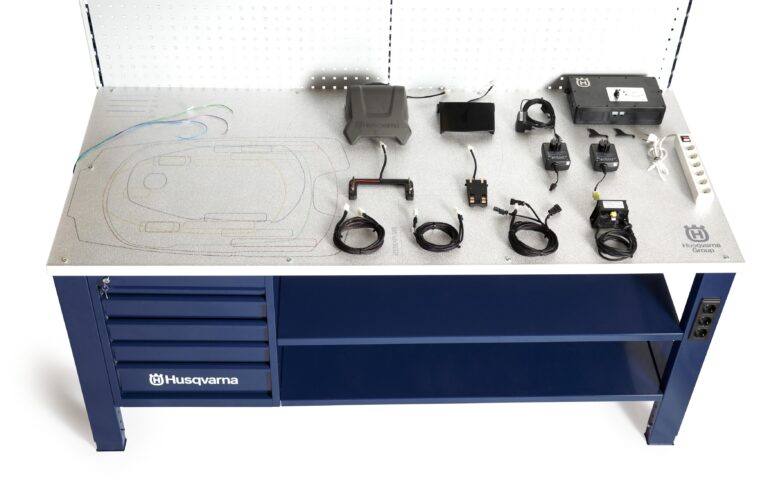 Over Bench Service Module Service and maintenance platform - Wiretronic